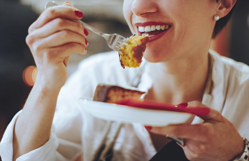 Weight Loss Tips: अकेले खाने से जल्द कम हाेता है माेटापा, ये है कारण