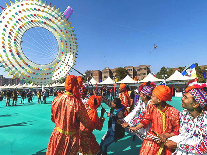 धूप में पतंगबाजी से मिलता है विटामिन-डी, तिल के लड्डू से तन और मन रहता सेहतमंद