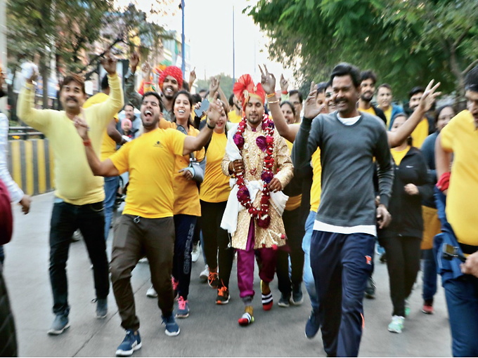 फिटनेस को बढ़ावा देने के लिए दूल्हा 11 किमी दौड़कर फेरे लेने पहुंचा, 50 बाराती भी साथ थे