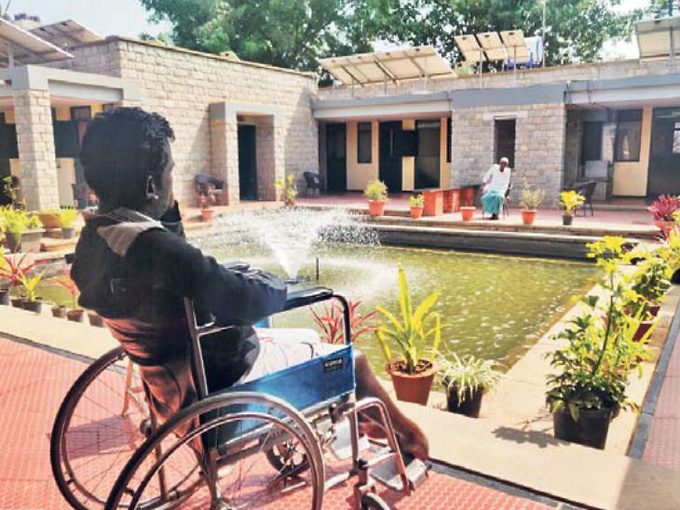 कैंसर मरीजों की हर इच्छा पूरी करता है ‘करुणाश्रय’, प्लेन में घुमाने से लेकर आमिर खान तक से मिलवाने तक